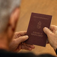 Augusztusban érvényüket vesztik a régi, könyv formátumú személyazonosító igazolványok